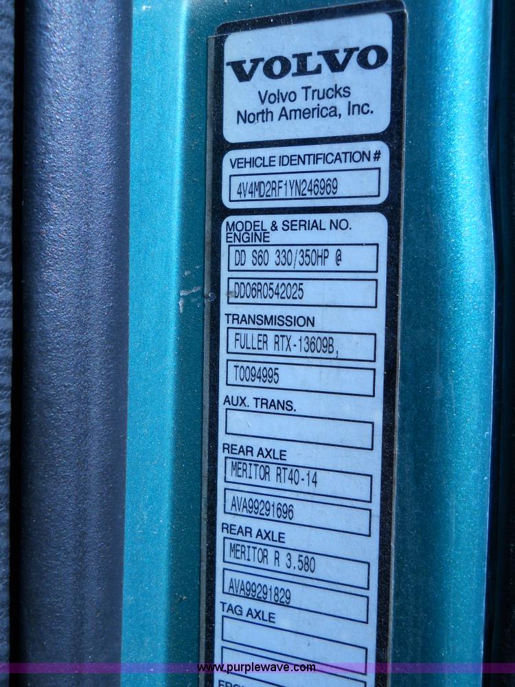 image for item A1498 2000 Volvo VNL 64T semi truck