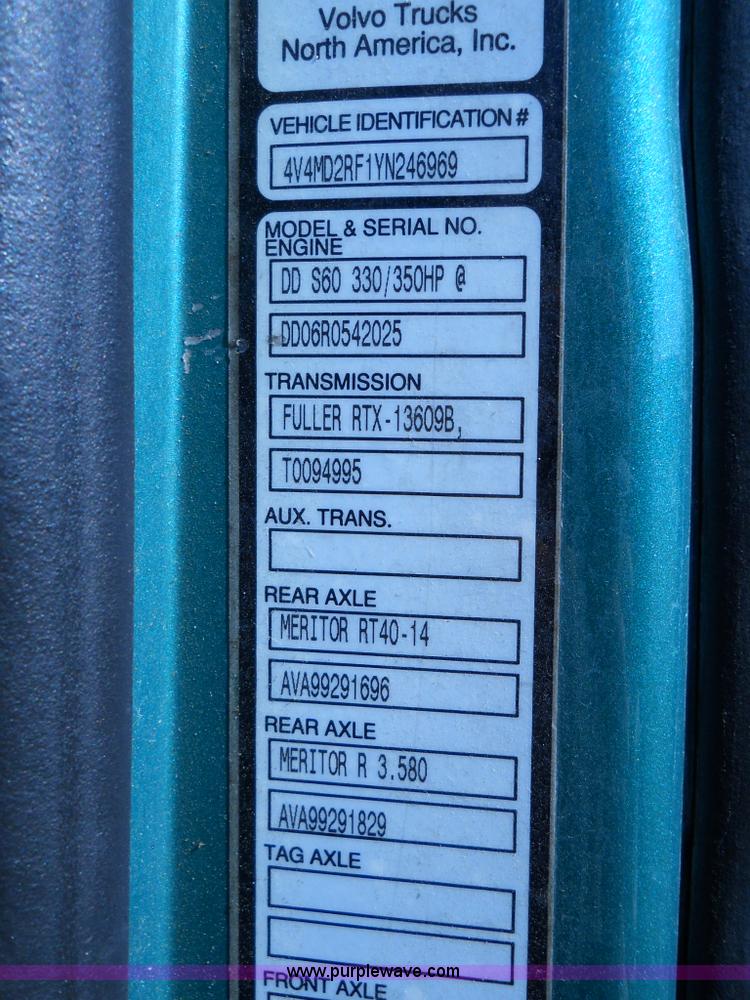 image for item A1498 2000 Volvo VNL 64T semi truck