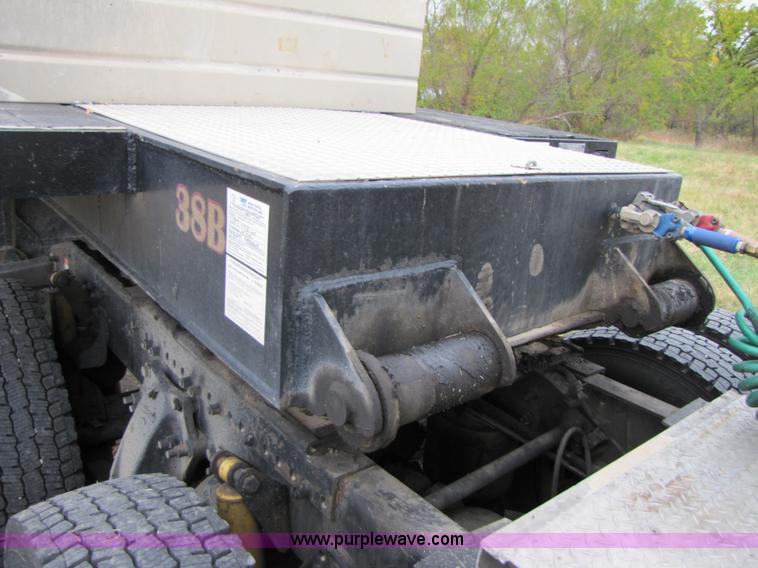 image for item B2022 1985 Hobbs 35 ton 48' extendable double drop deck trailer