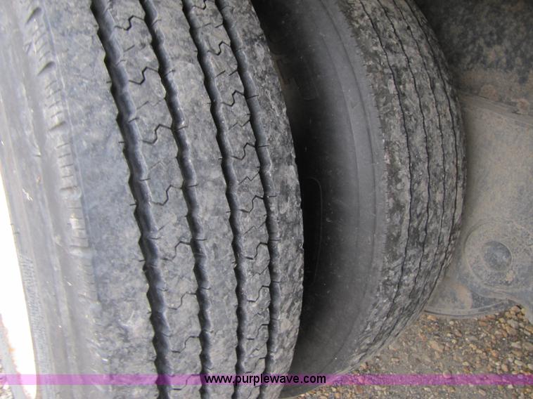 image for item B2022 1985 Hobbs 35 ton 48' extendable double drop deck trailer