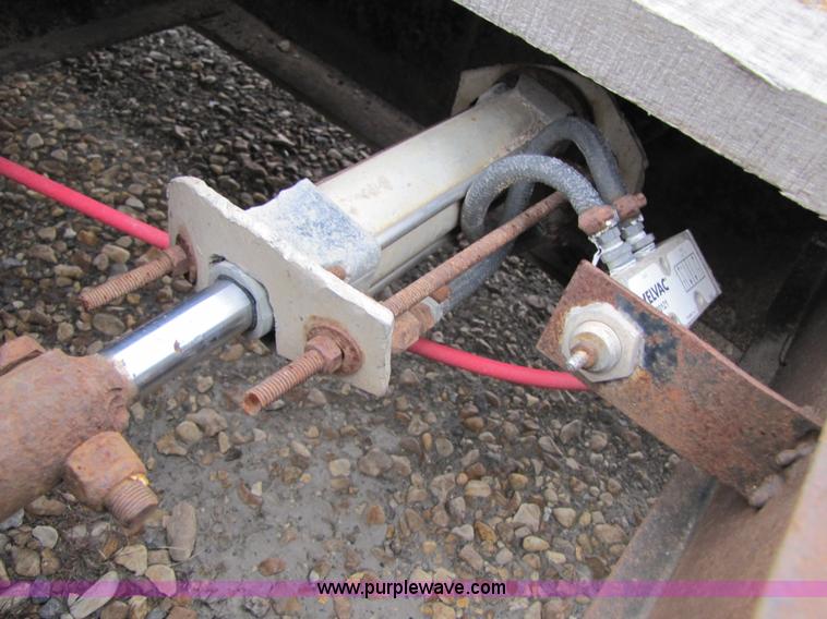 image for item B2022 1985 Hobbs 35 ton 48' extendable double drop deck trailer