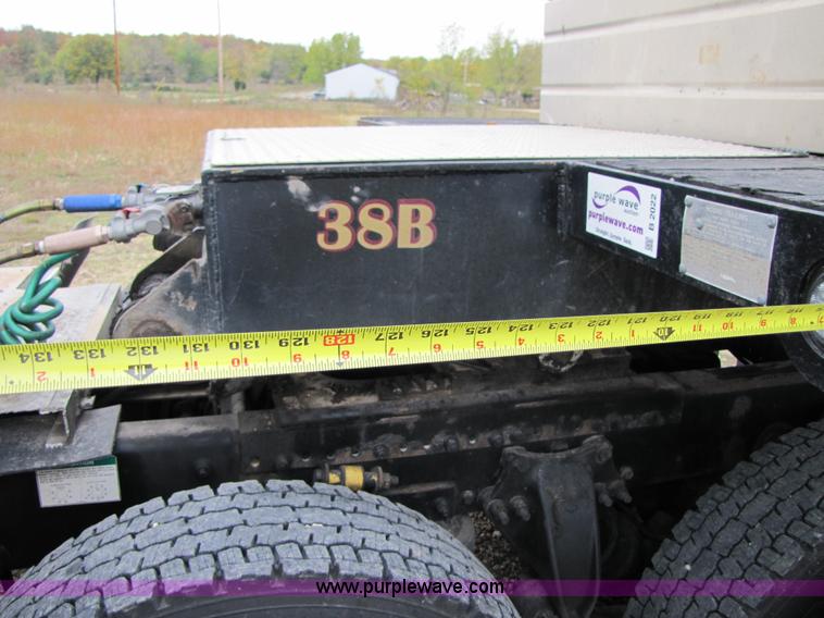 image for item B2022 1985 Hobbs 35 ton 48' extendable double drop deck trailer