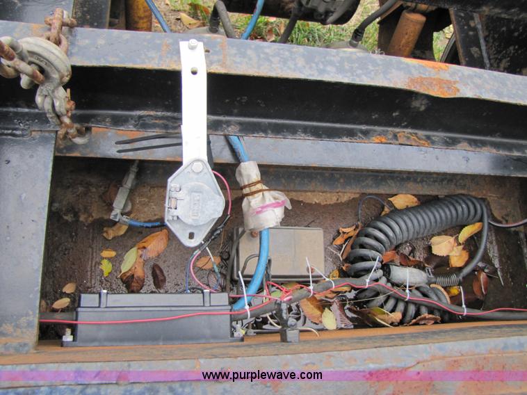 image for item B2022 1985 Hobbs 35 ton 48' extendable double drop deck trailer