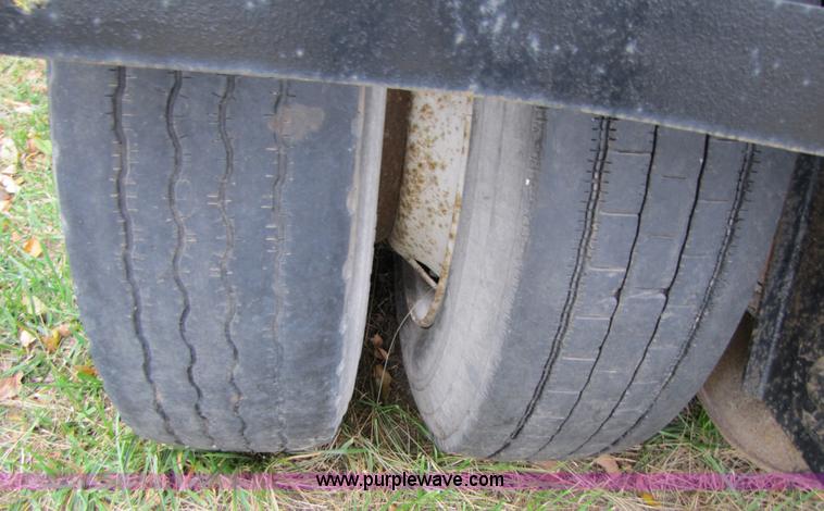 image for item B2022 1985 Hobbs 35 ton 48' extendable double drop deck trailer