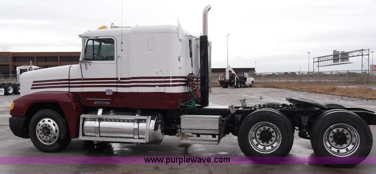image for item B5026 1996 Freightliner FLD120 semi truck