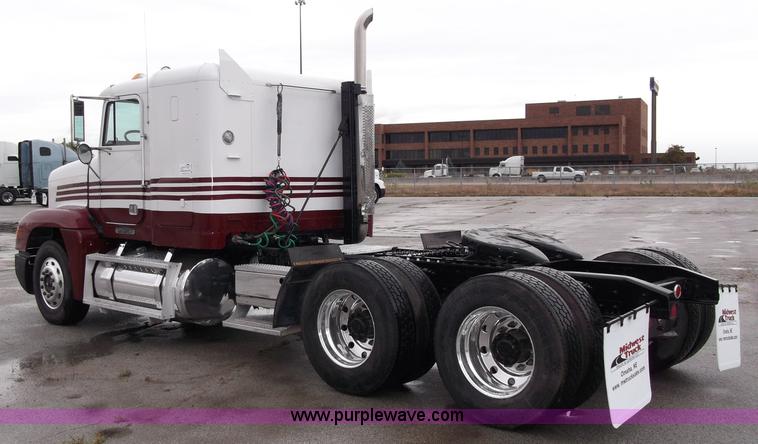 image for item B5026 1996 Freightliner FLD120 semi truck