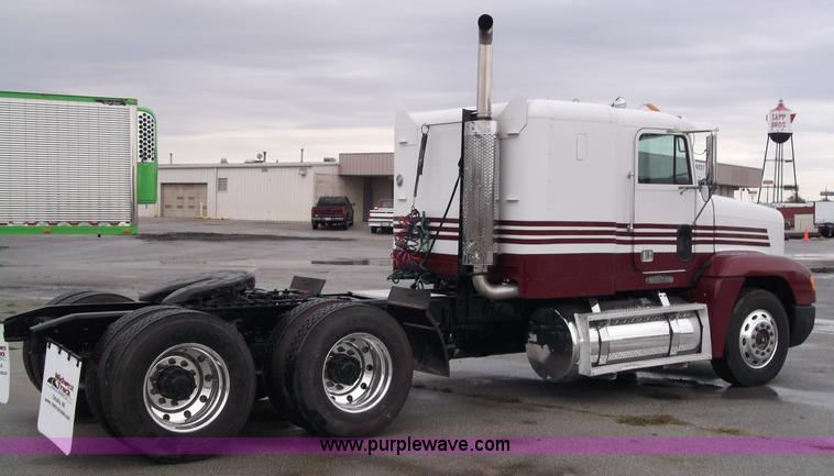 image for item B5026 1996 Freightliner FLD120 semi truck
