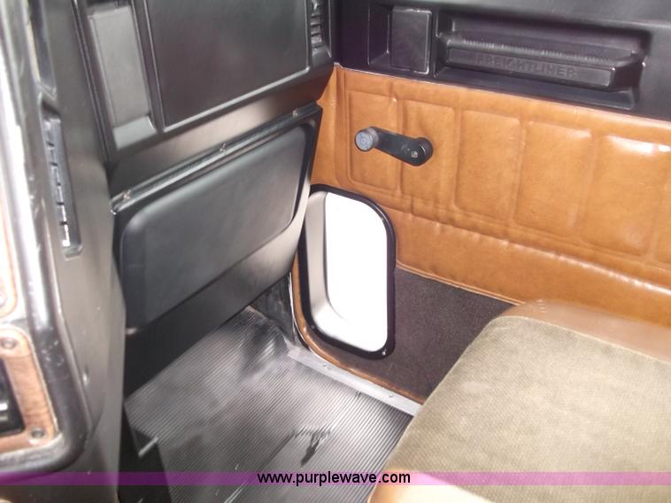 image for item B5026 1996 Freightliner FLD120 semi truck