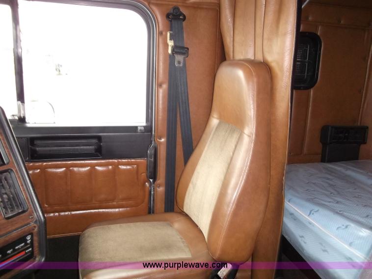 image for item B5026 1996 Freightliner FLD120 semi truck