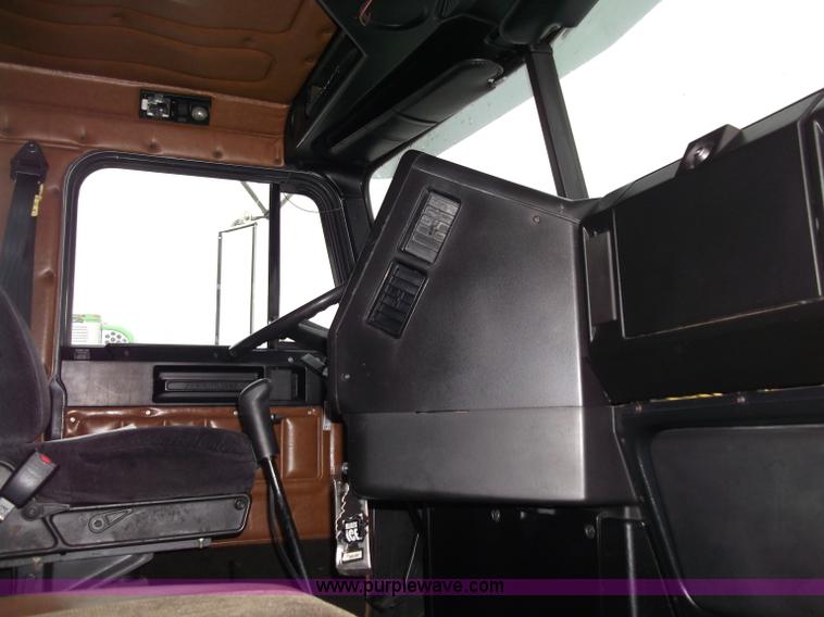 image for item B5026 1996 Freightliner FLD120 semi truck