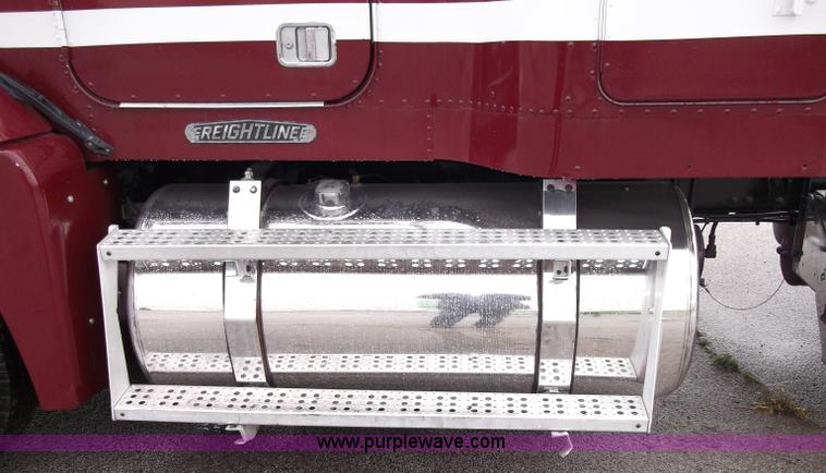 image for item B5026 1996 Freightliner FLD120 semi truck