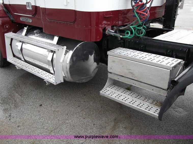 image for item B5026 1996 Freightliner FLD120 semi truck