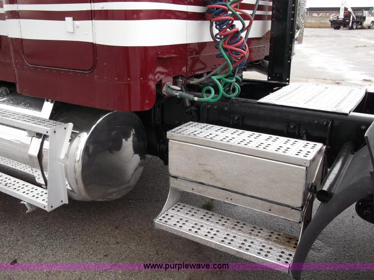 image for item B5026 1996 Freightliner FLD120 semi truck