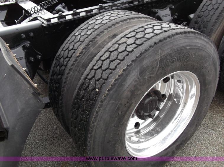 image for item B5026 1996 Freightliner FLD120 semi truck