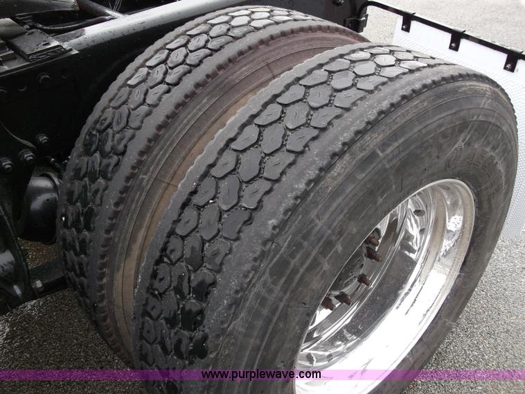 image for item B5026 1996 Freightliner FLD120 semi truck