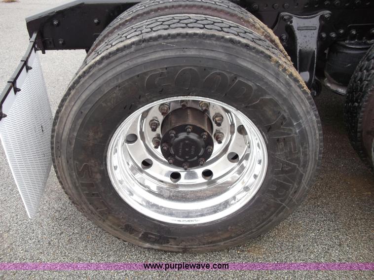 image for item B5026 1996 Freightliner FLD120 semi truck