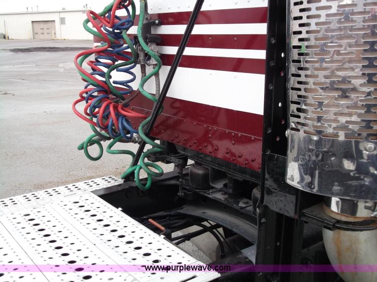 image for item B5026 1996 Freightliner FLD120 semi truck