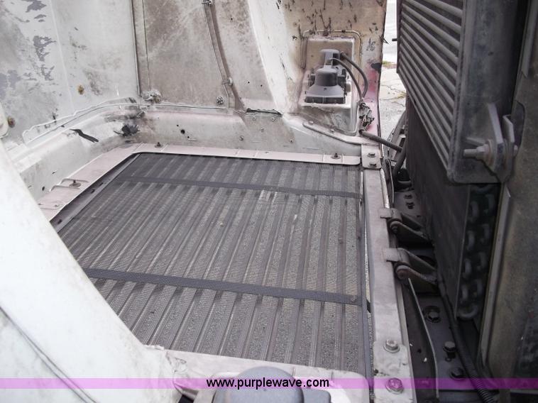 image for item B5026 1996 Freightliner FLD120 semi truck