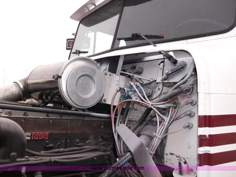 image for item B5026 1996 Freightliner FLD120 semi truck