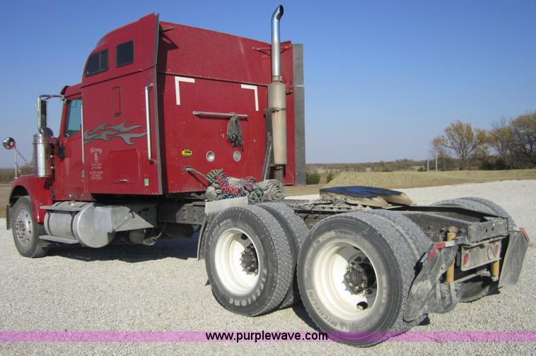 image for item C5153 2001 International 9900i semi truck