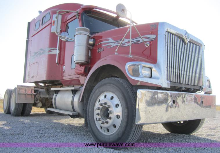 image for item C5153 2001 International 9900i semi truck