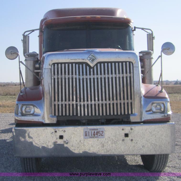 image for item C5153 2001 International 9900i semi truck