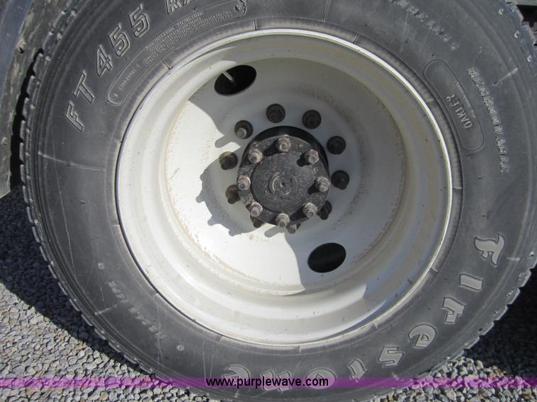 image for item C5153 2001 International 9900i semi truck