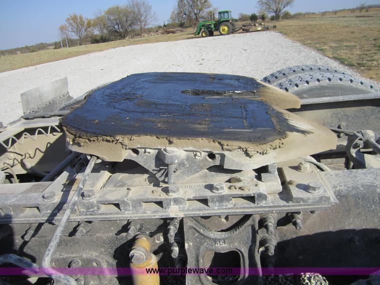 image for item C5153 2001 International 9900i semi truck