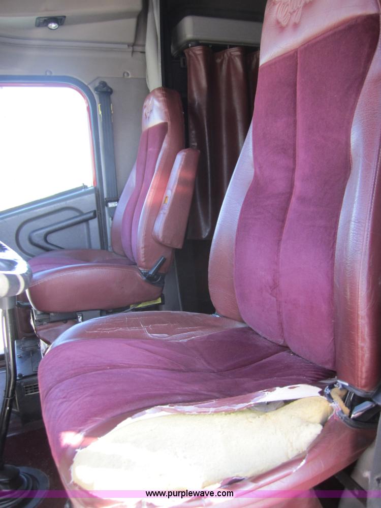 image for item C5153 2001 International 9900i semi truck