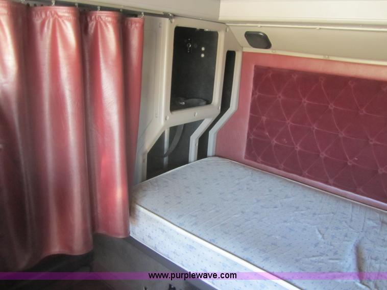 image for item C5153 2001 International 9900i semi truck