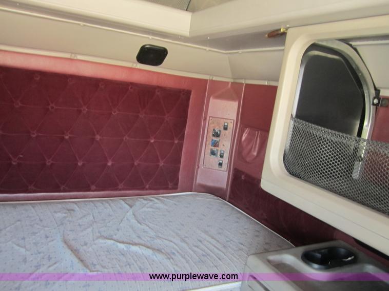 image for item C5153 2001 International 9900i semi truck