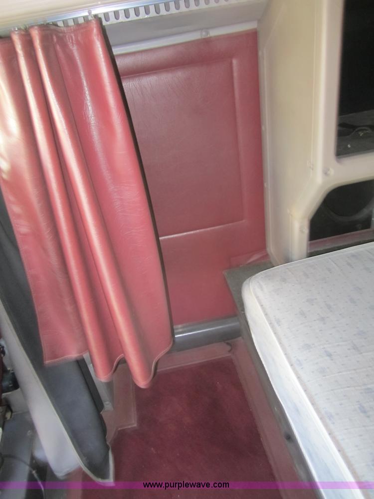 image for item C5153 2001 International 9900i semi truck