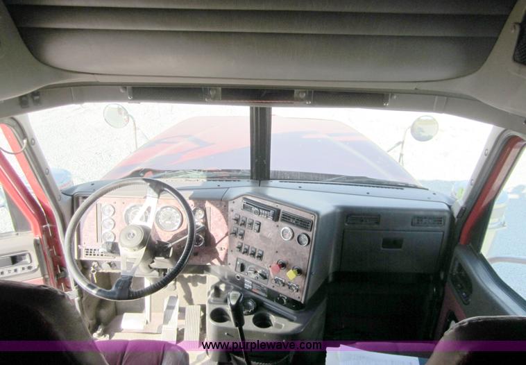 image for item C5153 2001 International 9900i semi truck