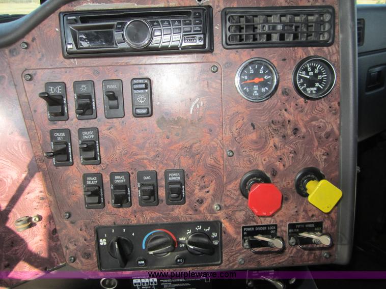 image for item C5153 2001 International 9900i semi truck