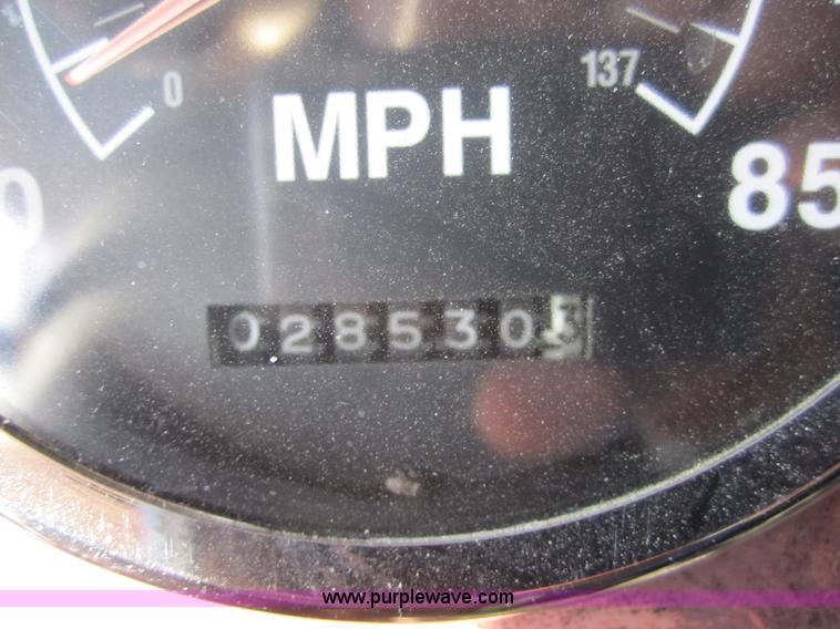 image for item C5153 2001 International 9900i semi truck