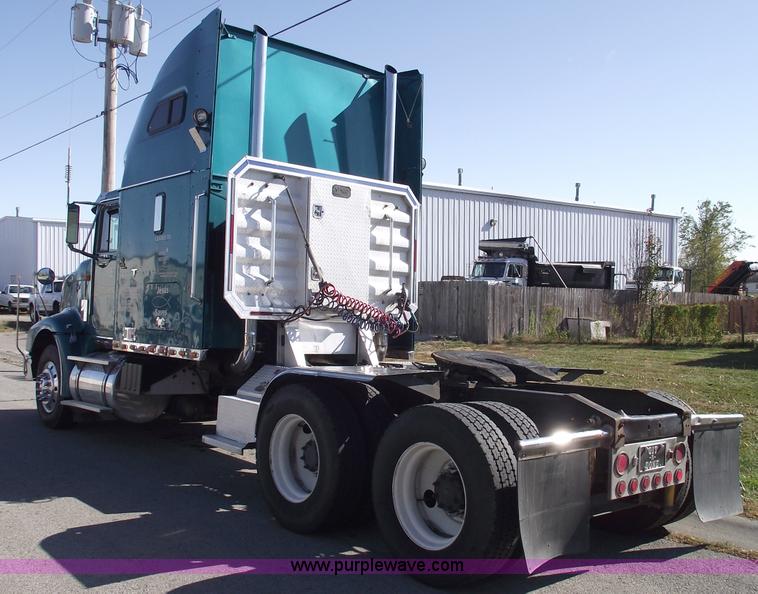 image for item C5736 2000 International Eagle 9400 semi truck