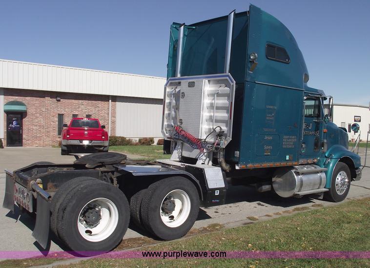 image for item C5736 2000 International Eagle 9400 semi truck