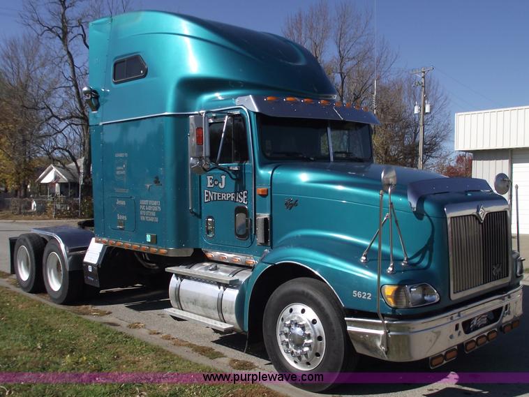 image for item C5736 2000 International Eagle 9400 semi truck