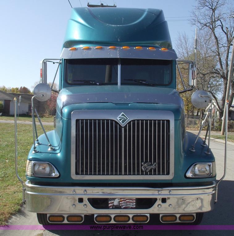 image for item C5736 2000 International Eagle 9400 semi truck