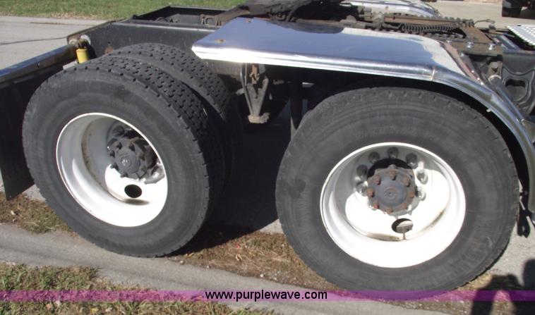 image for item C5736 2000 International Eagle 9400 semi truck