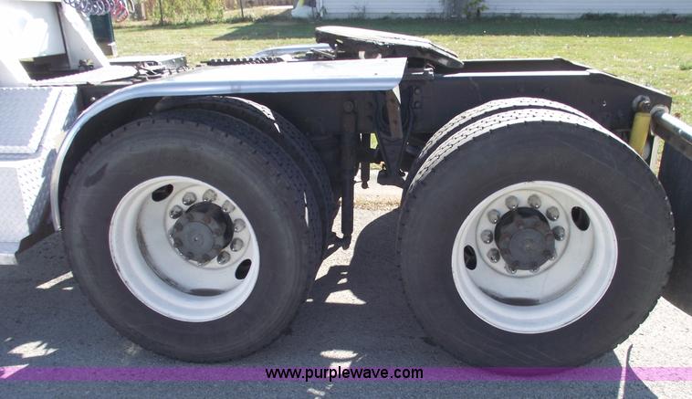 image for item C5736 2000 International Eagle 9400 semi truck