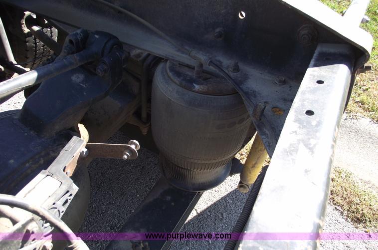 image for item C5736 2000 International Eagle 9400 semi truck