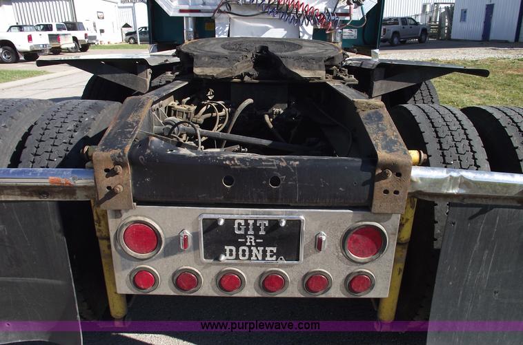 image for item C5736 2000 International Eagle 9400 semi truck