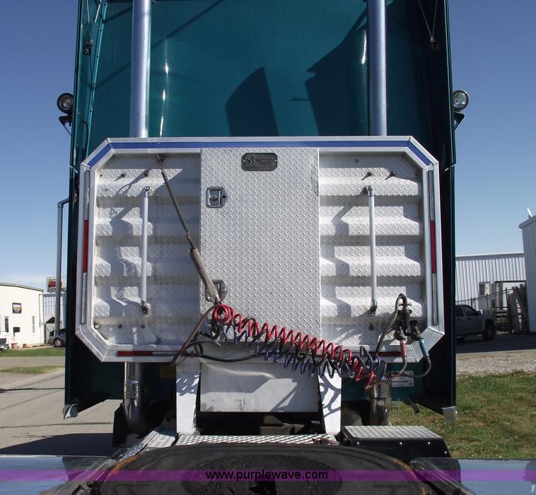 image for item C5736 2000 International Eagle 9400 semi truck