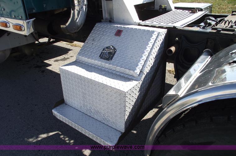 image for item C5736 2000 International Eagle 9400 semi truck