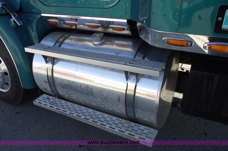 image for item C5736 2000 International Eagle 9400 semi truck