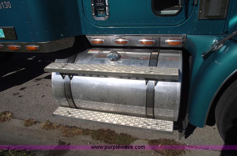 image for item C5736 2000 International Eagle 9400 semi truck