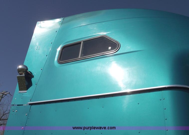 image for item C5736 2000 International Eagle 9400 semi truck