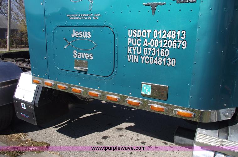 image for item C5736 2000 International Eagle 9400 semi truck