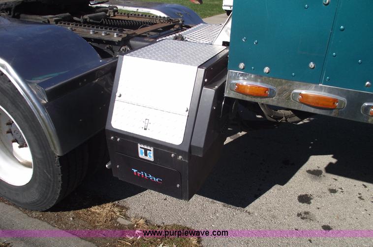 image for item C5736 2000 International Eagle 9400 semi truck